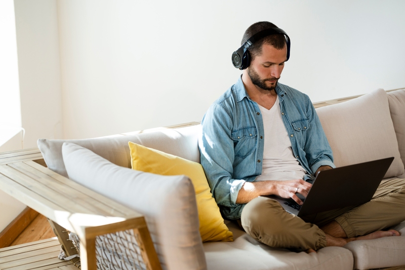  Els 8 millors podcasts per escoltar mentre treballeu des de casa